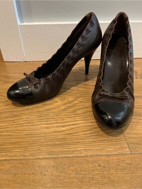 CHANEL Fall 2005 Vintage Karl Lagerfeld Brown Leather Cap Toe Pumps size 38.5